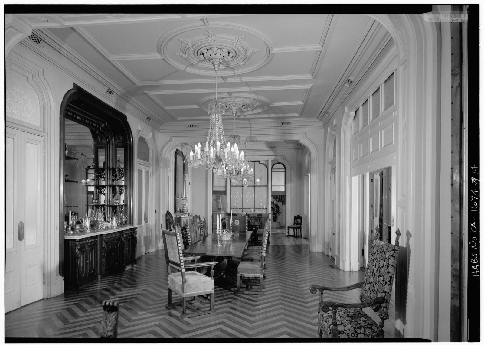 The dining room in 1975, with its vertically sliding doors.